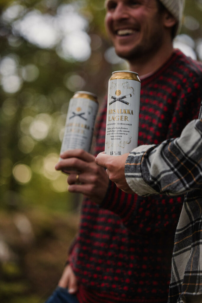 Mies, jolla kädessä Marsalkka lager oluttölkki