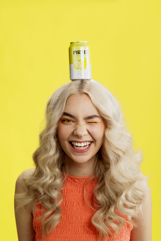 Nainen pään päällä Pirtee jäätee tölkki