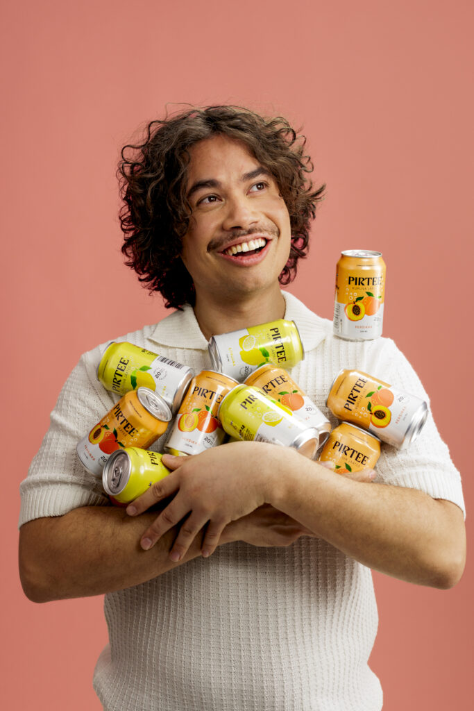 Miehellä sylissä Pirtee jäätee tölkkejä