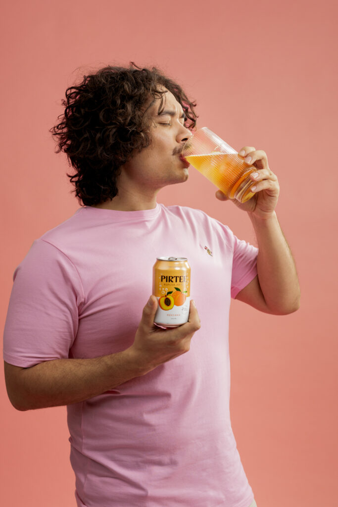 Mies juo Pirtee jääteetä